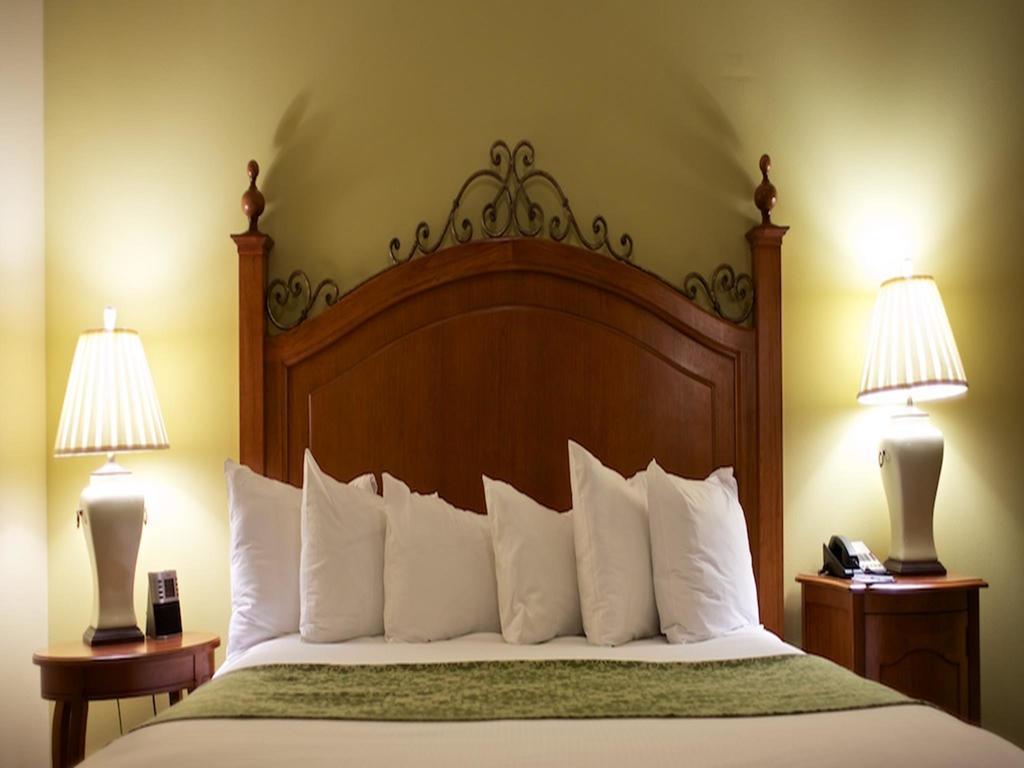 Club Wyndham La Belle Maison New Orleans Room photo