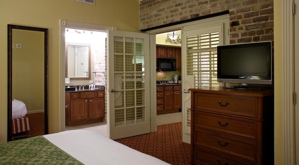 Club Wyndham La Belle Maison New Orleans Room photo
