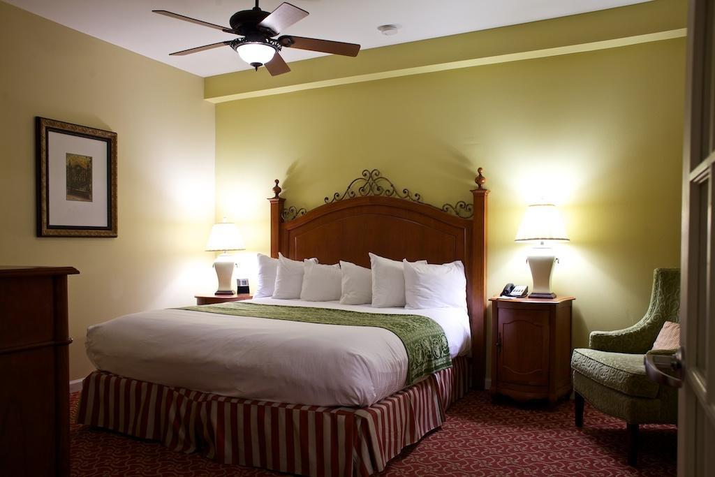 Club Wyndham La Belle Maison New Orleans Room photo